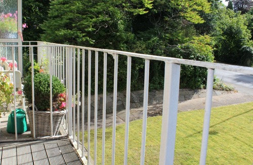 Doncaster Apartment | Boswell - Large Balcony Apartment & Parking - Close to Town & Racecourse