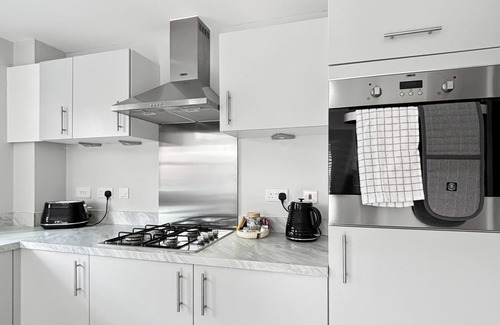 Bottesford House | Bottesford Gem – Luxury 3-Bedroom House with Modern Comforts. Garden & Driveway!