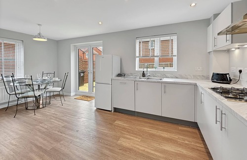 Bottesford House | Bottesford Gem – Luxury 3-Bedroom House with Modern Comforts. Garden & Driveway!