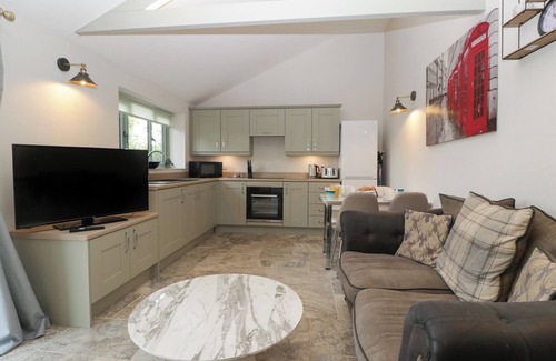 St. Brides Netherwent Cottage | BOTTOM LODGE, pet friendly, with hot tub in Penhow