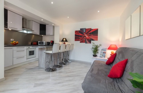 Roquebrune-Cap-Martin Apartment | Bottom of 2-room house with terrace, Jaccuzi, renovated, 200 m from the beach