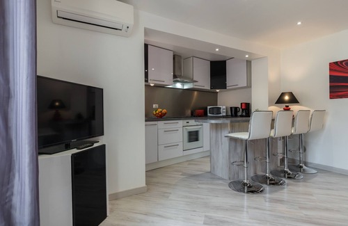 Roquebrune-Cap-Martin Apartment | Bottom of 2-room house with terrace, Jaccuzi, renovated, 200 m from the beach