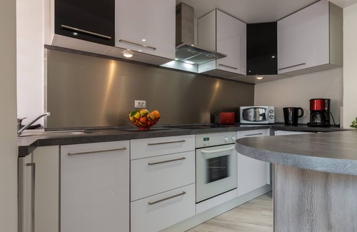 Roquebrune-Cap-Martin Apartment | Bottom of 2-room house with terrace, Jaccuzi, renovated, 200 m from the beach