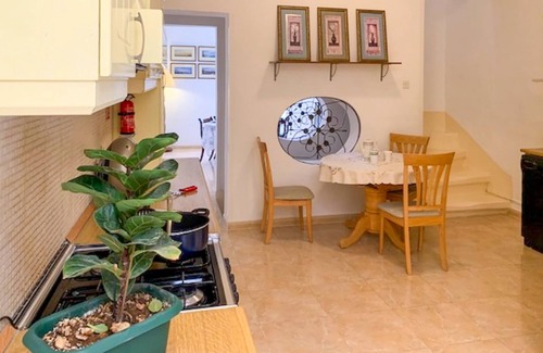 Cospicua House | Bougainvillea Breeze & Marina View, Cospicua, Malta