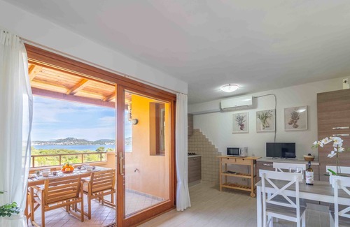 Portisco Apartment | Bouganville - Flat with sea view and WiFi