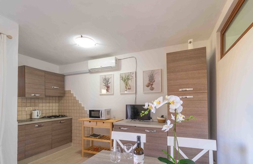 Portisco Apartment | Bouganville - Flat with sea view and WiFi