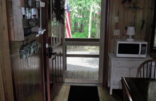 Friendsville Cabin | Boulder Ridge Cabin -a private chalet in the woods