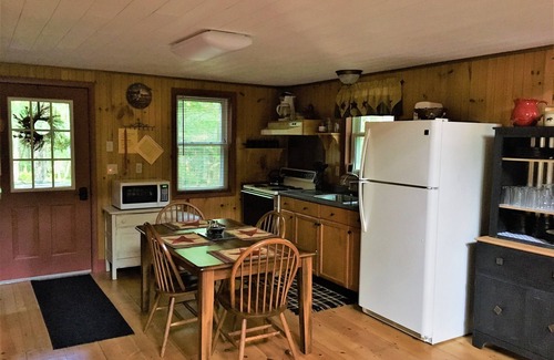 Friendsville Cabin | Boulder Ridge Cabin -a private chalet in the woods
