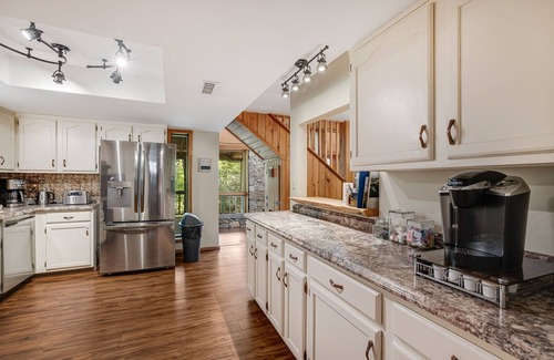 Pisgah Forest House | Boulder Ridge Estate | Hot Tub, Disc Golf &Views⛰️ + Biltmore Pass | 15m Brevard