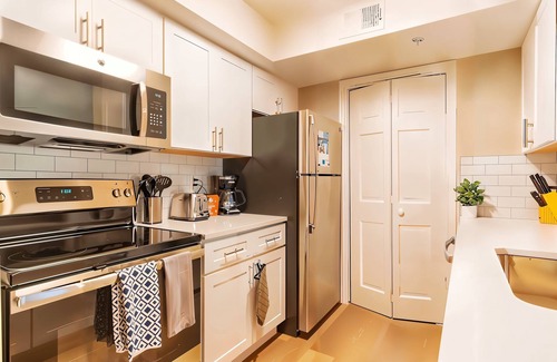 North Arlington Apartment | Boulevard Stays Cozy Suite Access to Pool, Gym & Parking