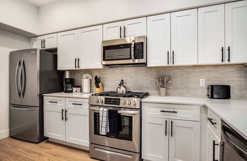 Glendale Sports and Entertainment District Apartment | Boulevard Stays Luxe 2BR by the Stadium Pool, Parking, Gym 08