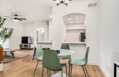 Glendale Sports and Entertainment District Apartment | Boulevard Stays Luxe 2BR by the Stadium Pool, Parking, Gym 08