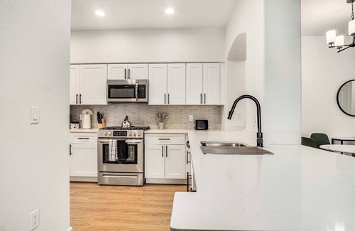Glendale Sports and Entertainment District Apartment | Boulevard Stays Luxe 2BR by the Stadium Pool, Parking, Gym 08