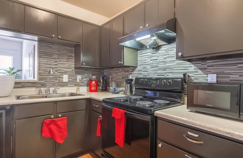 Irving Apartment | Boulevard Stays | peaceful 1BR apartment with pool, gym, and free parking 03