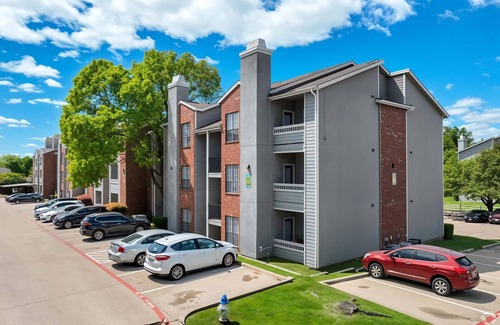 Irving Apartment | Boulevard Stays | peaceful 1BR apartment with pool, gym, and free parking 03