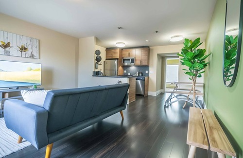 Riverside Apartment | Boulevard Stays Relaxed King Suite Near Downtown Pool & Gym Access