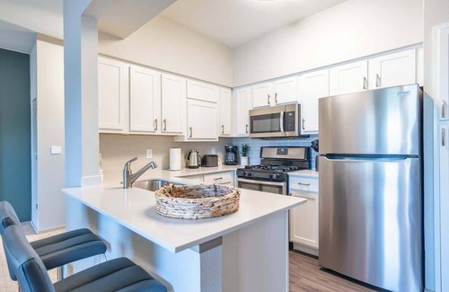 Willow Run Apartment | Boulevard Stays Tranquil 1BR King Suite Pool, Parking Gym 04