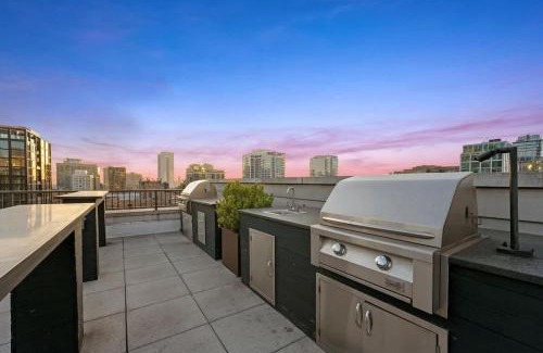 Near North Side Apartment | Boulevard Stays Walk Everywhere 5 mins to Magnificent Mile River North 02