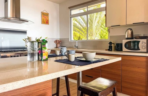 Punaauia House | Bounty Lodge - Private spa and view