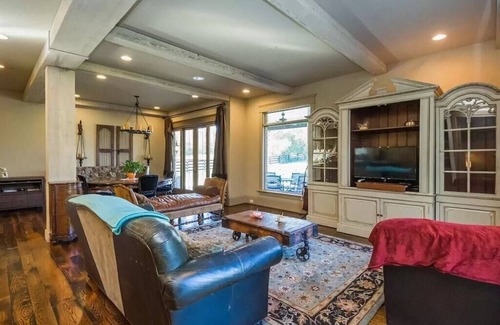 Lexington House | Bourbon Country's Clubhouse Year Round Pool Estate