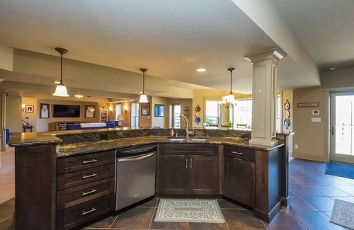 Lexington House | Bourbon Country's Clubhouse Year Round Pool Estate