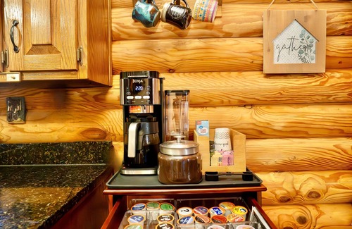 Mount Saint Francis Cabin | Bourbon Trail Chalet - 9 person hot tub - Secluded