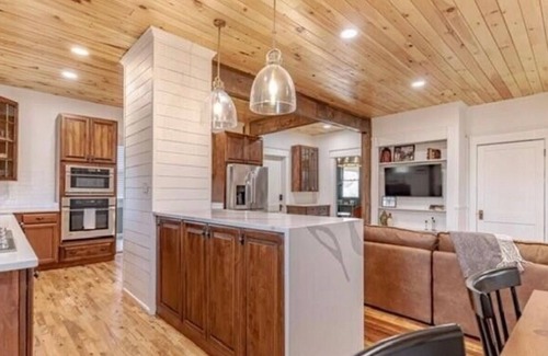 Shelbyville House | Bourbon Trail Retreat . Sleeps 10 + Hot Tub. In the Heart of the Bourbon Trail