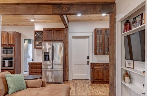 Shelbyville House | Bourbon Trail Retreat . Sleeps 10 + Hot Tub. In the Heart of the Bourbon Trail
