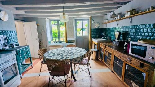 Veuzain-sur-Loire House | Bourg, familial, cour, la Maison d'Ouchet