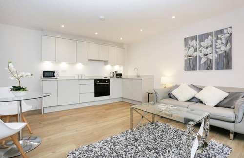 Bournemouth City Centre Apartment | BOURNECOAST: MODERN FLAT IN TOWN CENTRE WITH WIFI, BALCONY AND PARKING - FM6275