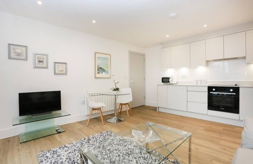 Bournemouth City Centre Apartment | BOURNECOAST: MODERN FLAT IN TOWN CENTRE WITH WIFI, BALCONY AND PARKING - FM6275