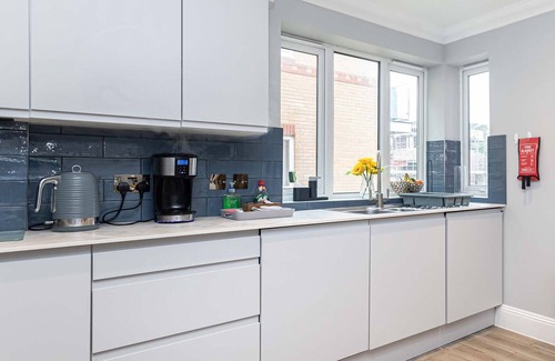 Westbourne Apartment | BOURNECOAST: MODERN APARTMENT - BALCONY & PARKING - NEAR SANDY BEACHES - FM6326