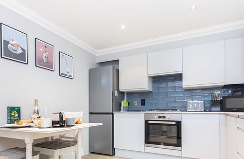 Westbourne Apartment | BOURNECOAST: MODERN APARTMENT - BALCONY & PARKING - NEAR SANDY BEACHES - FM6326