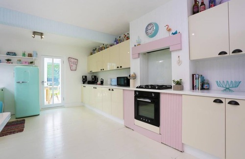 Southbourne House | BOURNECOAST: STYLISH INTERIOR - 1950 RETRO THEME - GARDEN - CONSERVATORY -HB7352