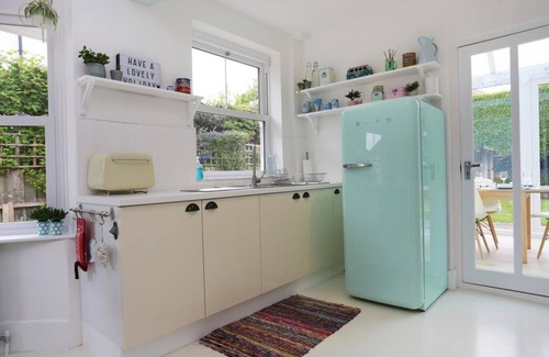 Southbourne House | BOURNECOAST: STYLISH INTERIOR - 1950 RETRO THEME - GARDEN - CONSERVATORY -HB7352
