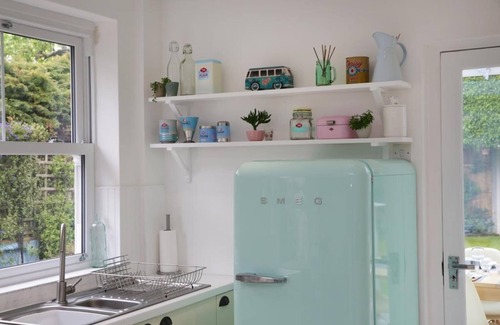 Southbourne House | BOURNECOAST: STYLISH INTERIOR - 1950 RETRO THEME - GARDEN - CONSERVATORY -HB7352