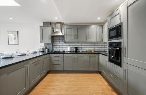 Staple Hill Apartment | Boutique 2 Bed Bristol Abode - Parking - Garden