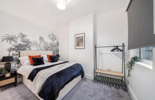 Woodside House | Boutique 4 Bed House in London - Pool Table