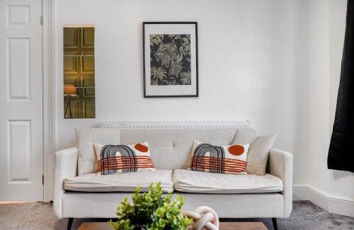 Woodside House | Boutique 4 Bed House in London - Pool Table