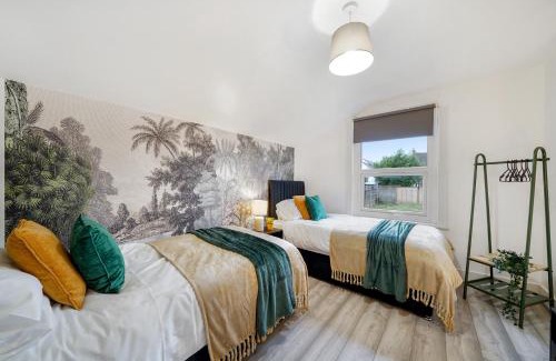 Woodside House | Boutique 4 Bed House in London - Pool Table