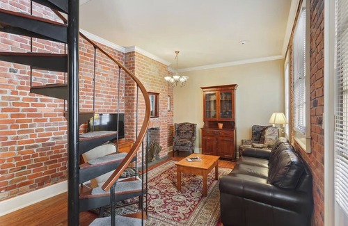 French Quarter House | Boutique Balcony Suite in NOLA’s Heart – Classic Vibe + Modern Comfort