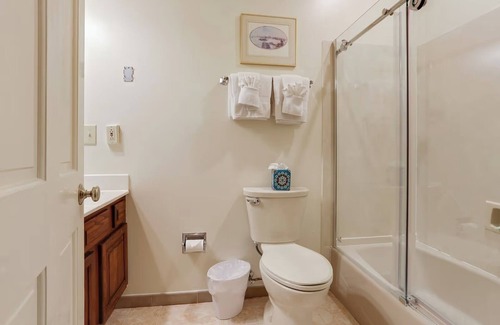 French Quarter House | Boutique Balcony Suite in NOLA’s Heart – Classic Vibe + Modern Comfort