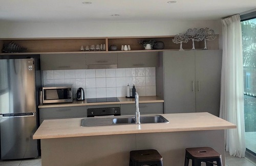 Mermaid Beach Condo | Boutique beach apartment, 400m walk to GC's best beach, restaurants, bars.
