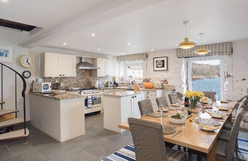 Kingsand House | Boutique beach house right on the beach with amazing sea views!