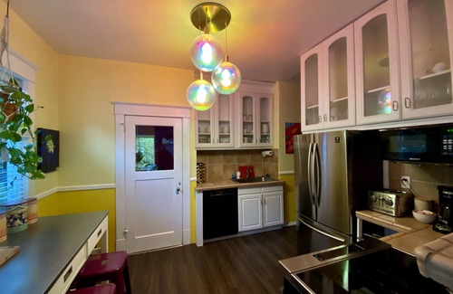 Fremont House | Boutique Chic Garden Retreat a Fremont Oasis w/a BBQ, fire pit & outdoor dining