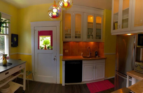 Fremont House | Boutique Chic Garden Retreat a Fremont Oasis w/a BBQ, fire pit & outdoor dining