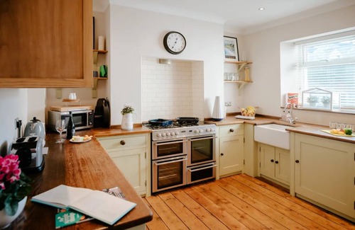 Mumbles House | Boutique Cottage in the heart of Mumbles with parking - family & dog friendly!