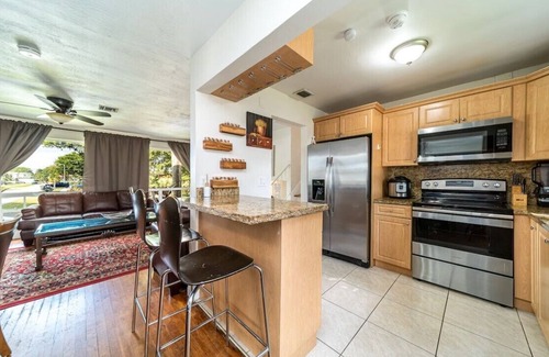 Pembroke Pines House | Boutique Heated Pool, Large Home, Top-Location.