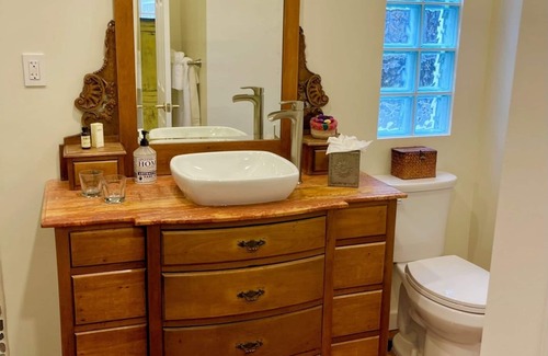 South Capitol Bed & Breakfast | BOUTIQUE HOTEL - King deluxe Room-1/2 mi. from Santa Fe Plaza