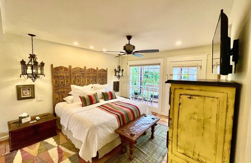 South Capitol Bed & Breakfast | BOUTIQUE HOTEL - King deluxe Room-1/2 mi. from Santa Fe Plaza